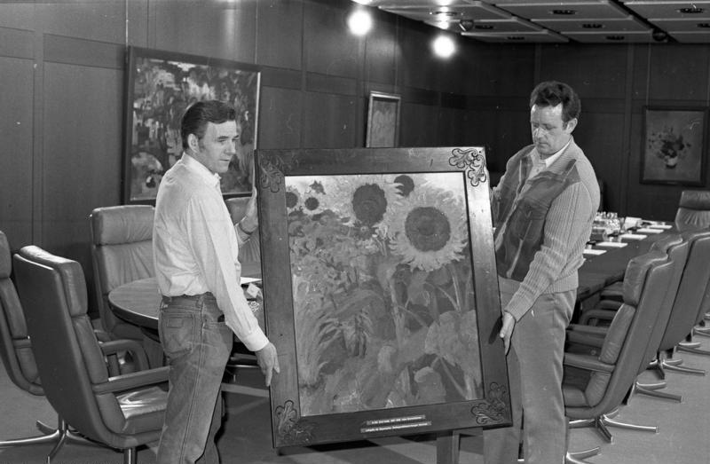 Noldes schilderij ''Hohe Sonnenblumen'' wordt ter beschikking gesteld aan bondskanselier [[Helmut Schmidt