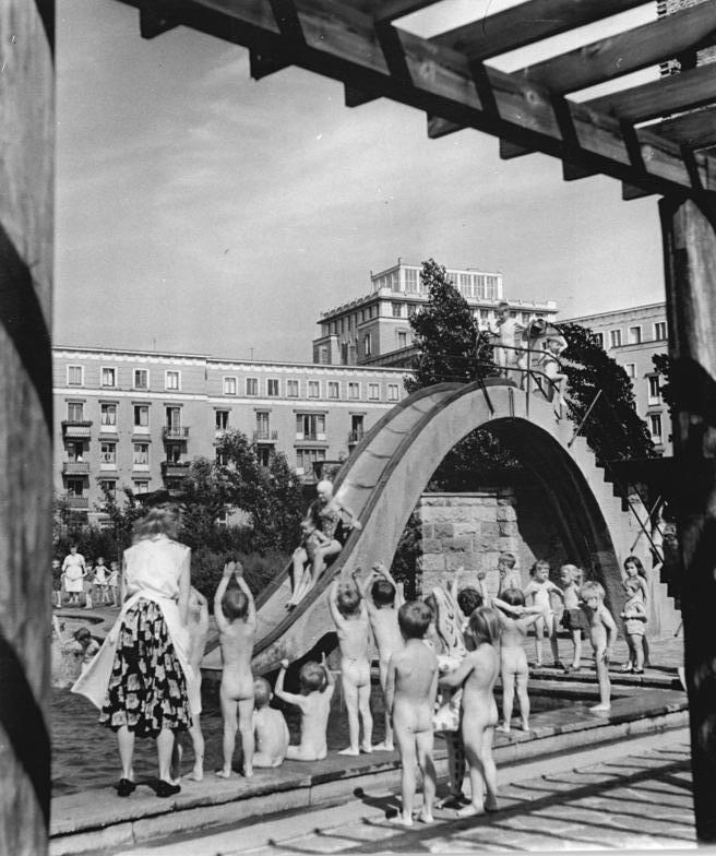 Berlin-Friedrichshain, paddling pool, 1958