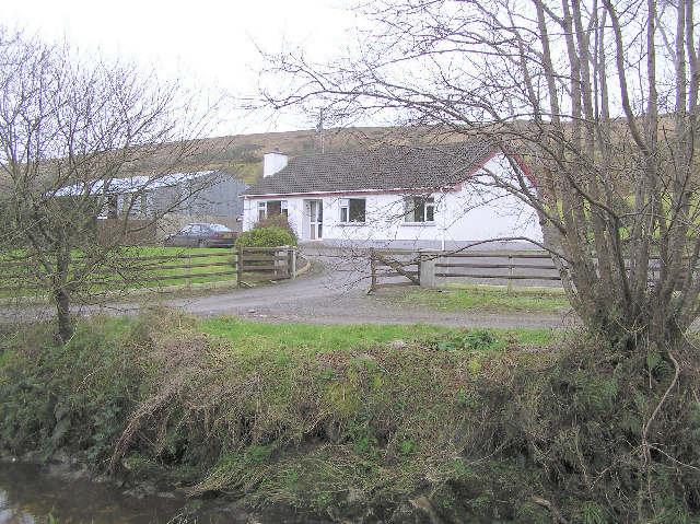 File:Bungalow at Greenan Mountain - geograph.org.uk - 118467.jpg