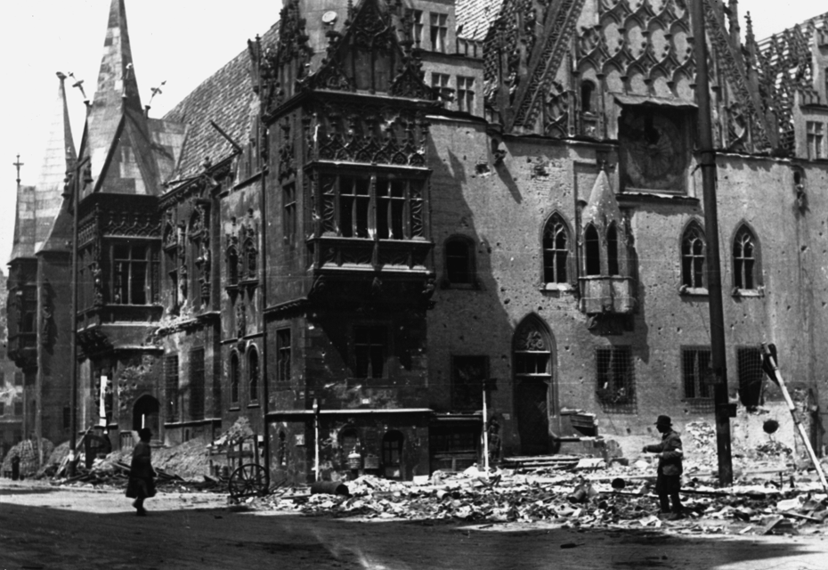 https://upload.wikimedia.org/wikipedia/commons/a/a6/Destroyed_Town_Hall_in_Wroclaw_1945.gif