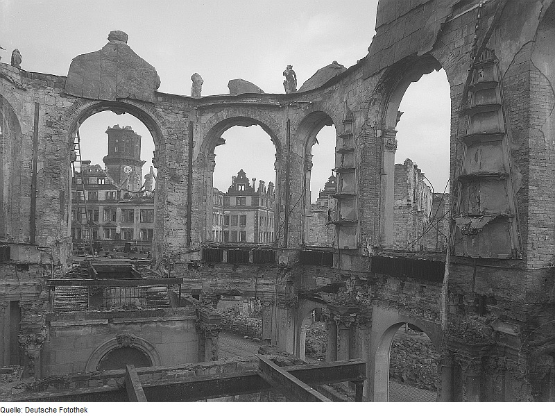 Zwinger, zerstörter Glockenspielpavillon, Blick zum Hausmannsturm - 1945 bis 1964