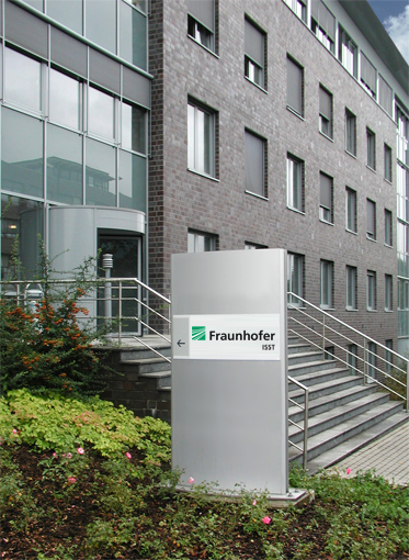 File:Fraunhofer-ISST Seiteneingang.jpg