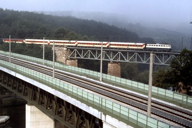 File:Fuldatalbrücke Kragenhof East cropped.jpg