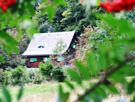 File:Hütte des Corps Hubertia.jpg