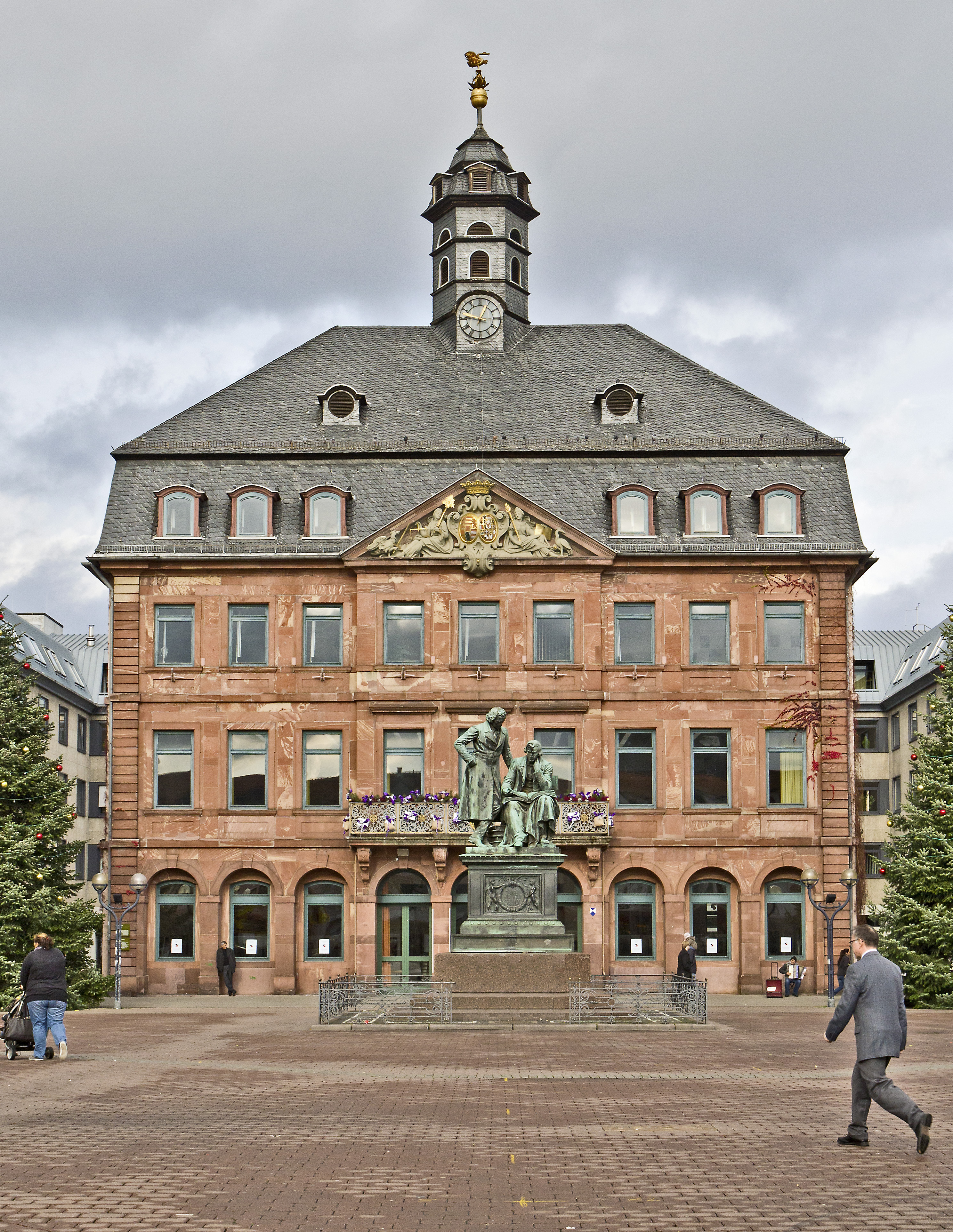 Hanau, Neustädter Rathaus, davor das Nationaldenkmal der Brüder Grimm