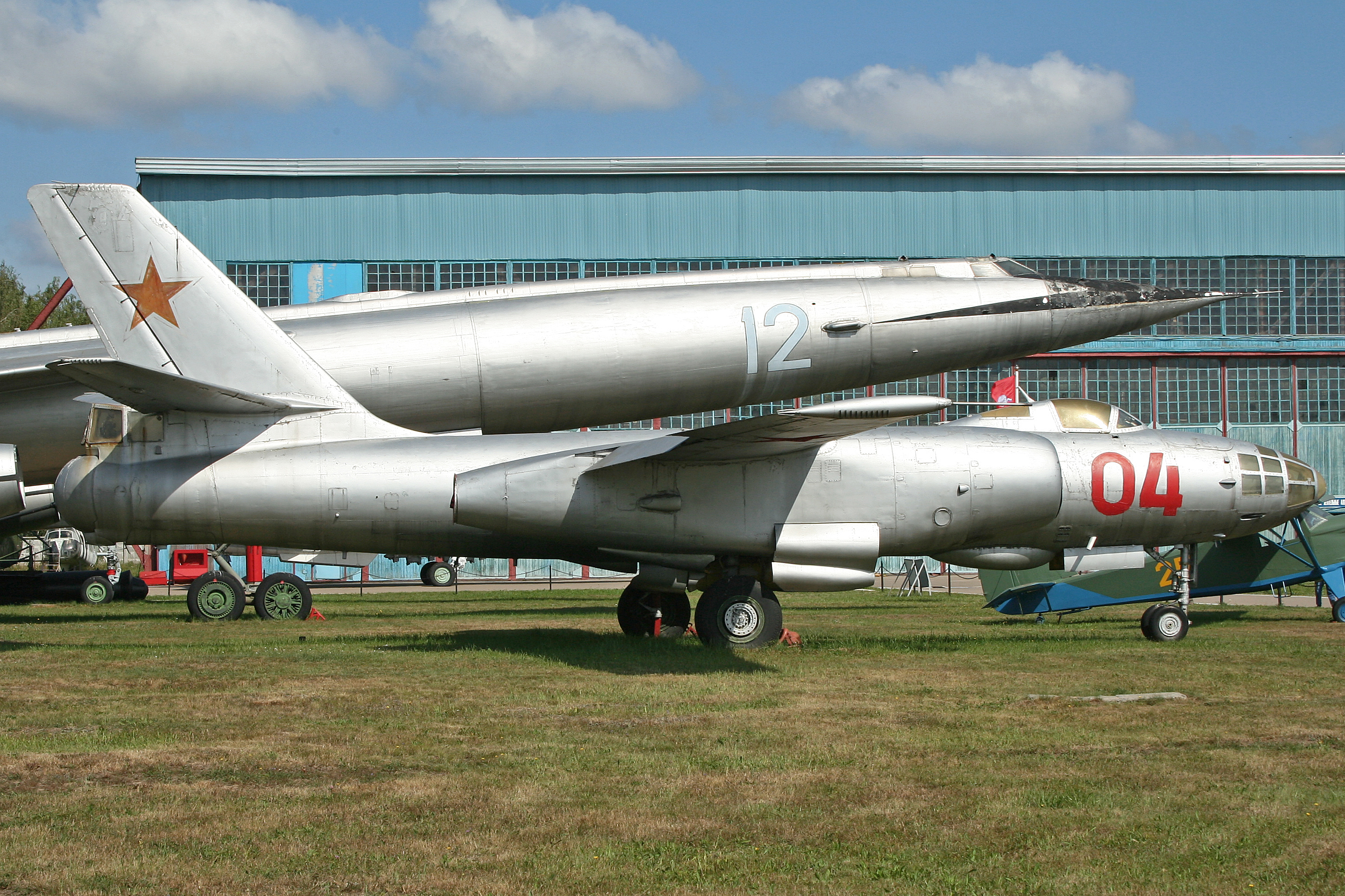 File Ilyushin Il 28 Myasischev M 50 At Monino Jpg Wikimedia Commons