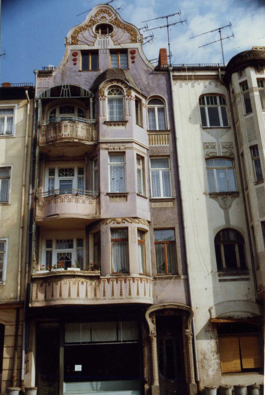 File:Jugendstil Haus, Am Graben, Weimar,DDR. Aug 1989 ...