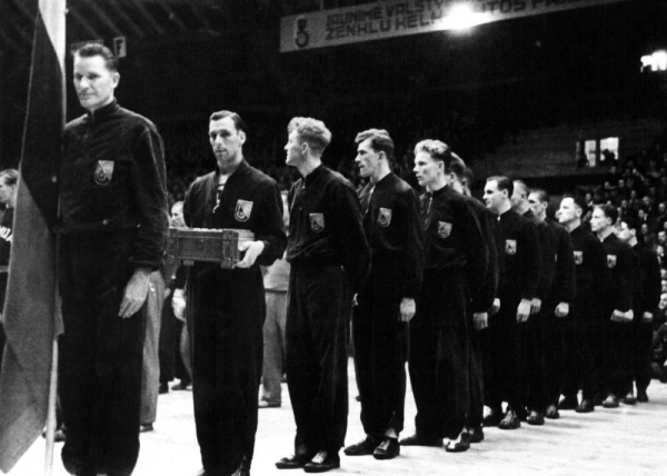 File:Lithuanian basketball squad in EuroBasket 1939.jpg