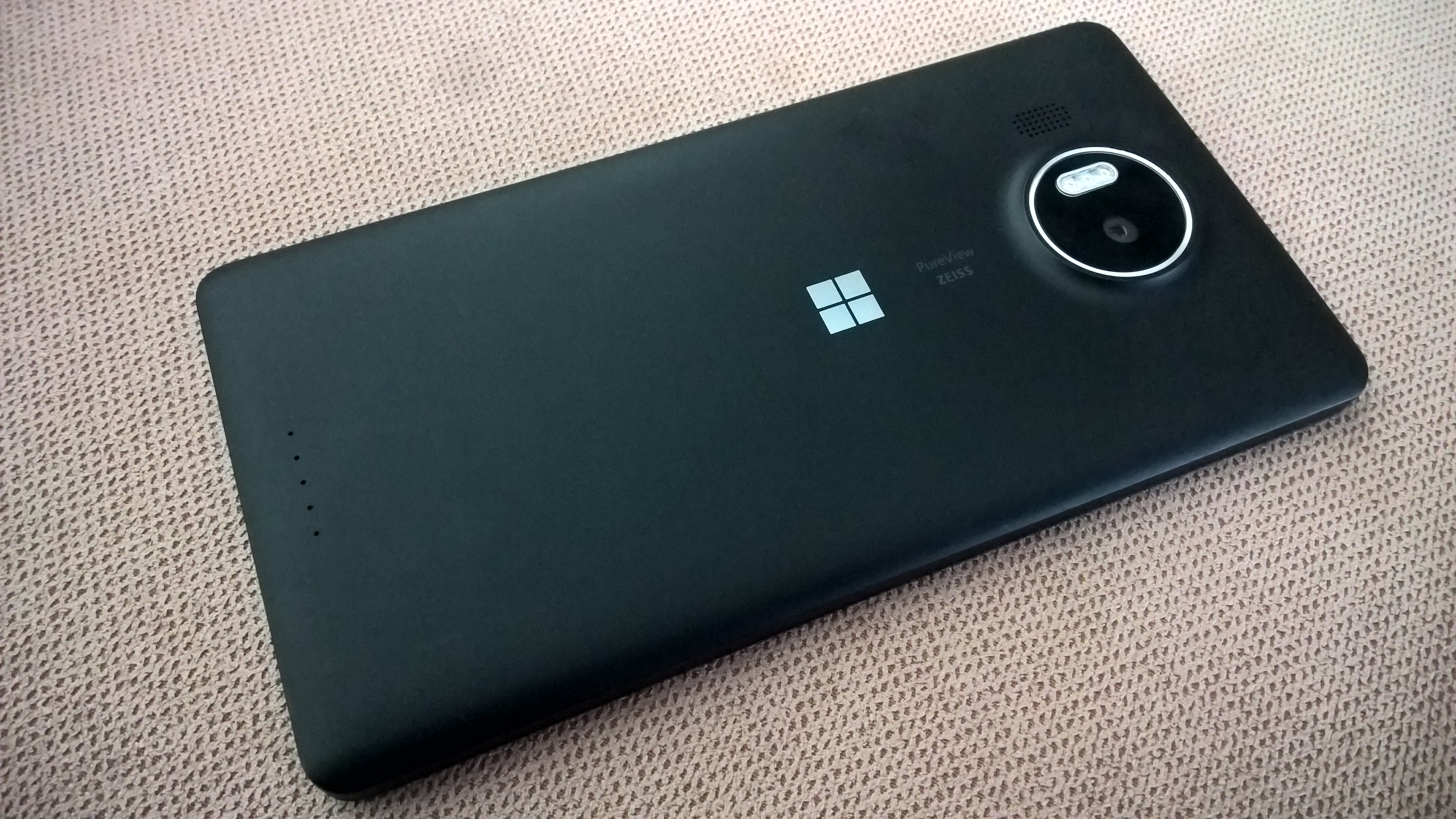 Файл:Microsoft Lumia 950 XL - Back in Black.jpg — Википедия