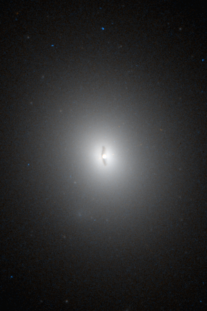 Die Galaxie NGC 6251 aufgenommen vom Hubble-Weltraumteleskop. Zu erkennen ist die Staubscheibe um das Galaxienzentrum.
