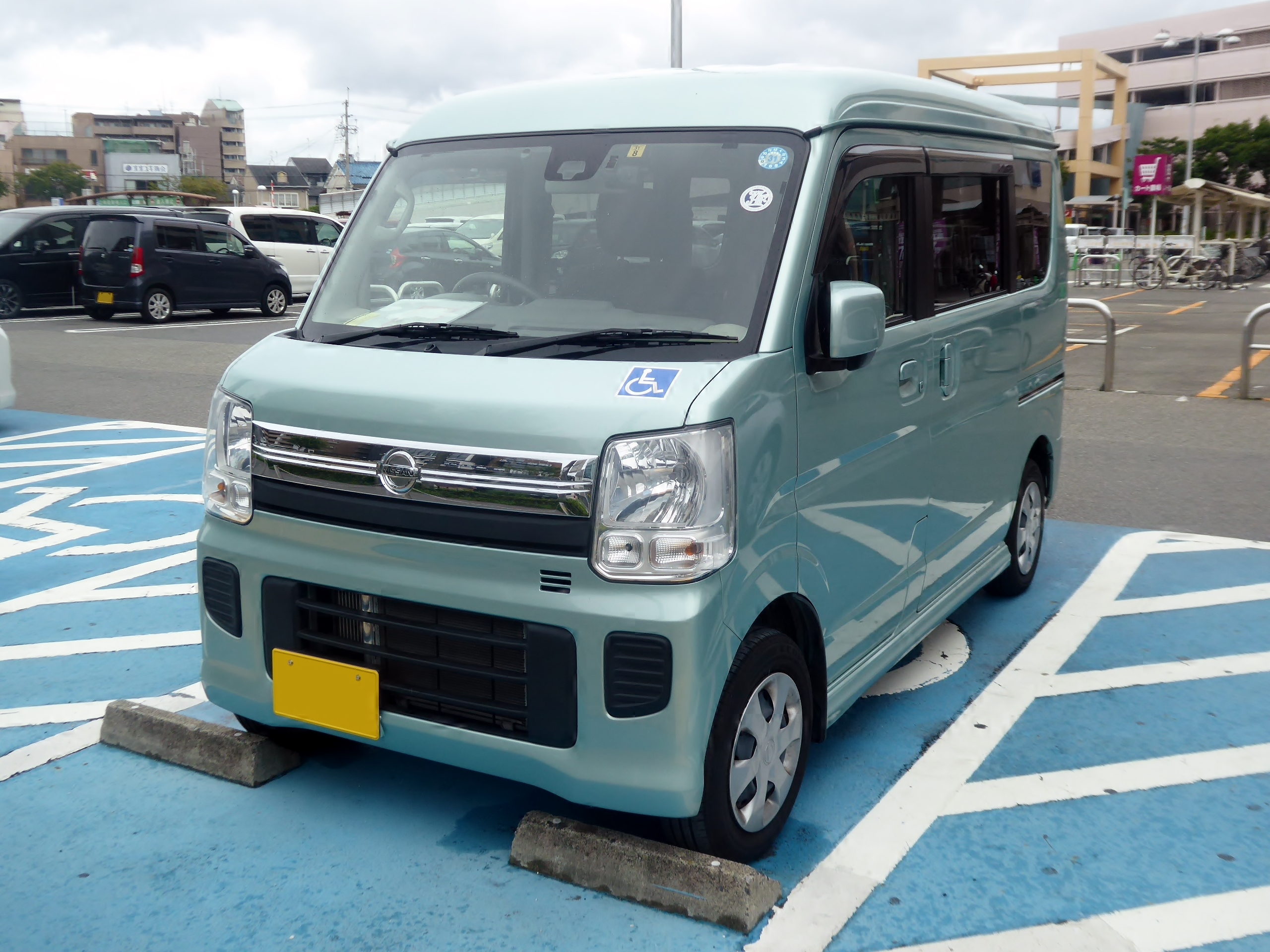 File:Nissan NV100 CLIPPER RIO CHAIR CAB (ABA-DR17W) front.jpg