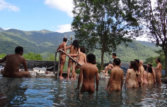 File:Outdoor bathing at Jhiben Hot Spring 20121110.jpg