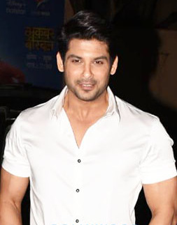 Photos-Sidharth-Shukla-Rashami-Desai-and-others-snapped-on-the-sets-of-Bigg-Boss-14-at-Film-City-1 (cropped 3).jpg