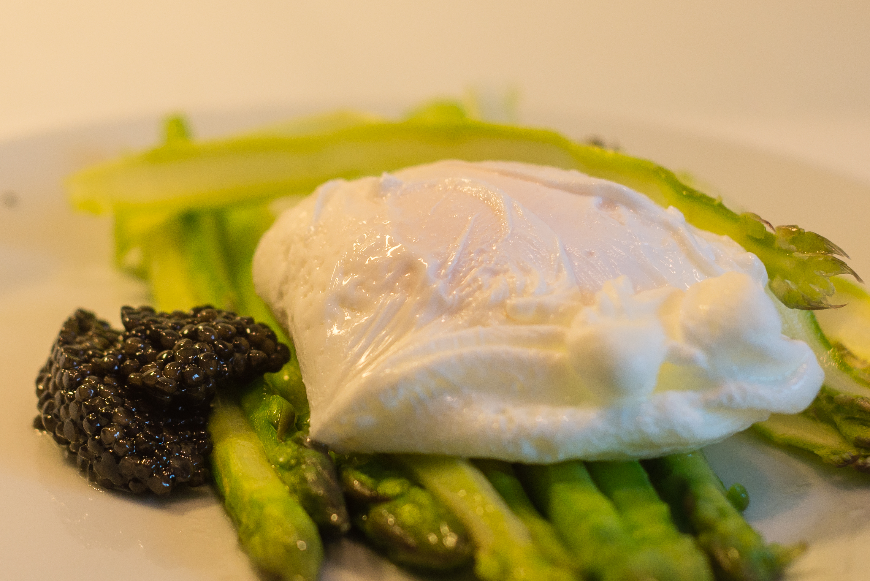 https://upload.wikimedia.org/wikipedia/commons/a/a6/Poached_egg_with_green_asparagus_and_Caviar_02.jpg