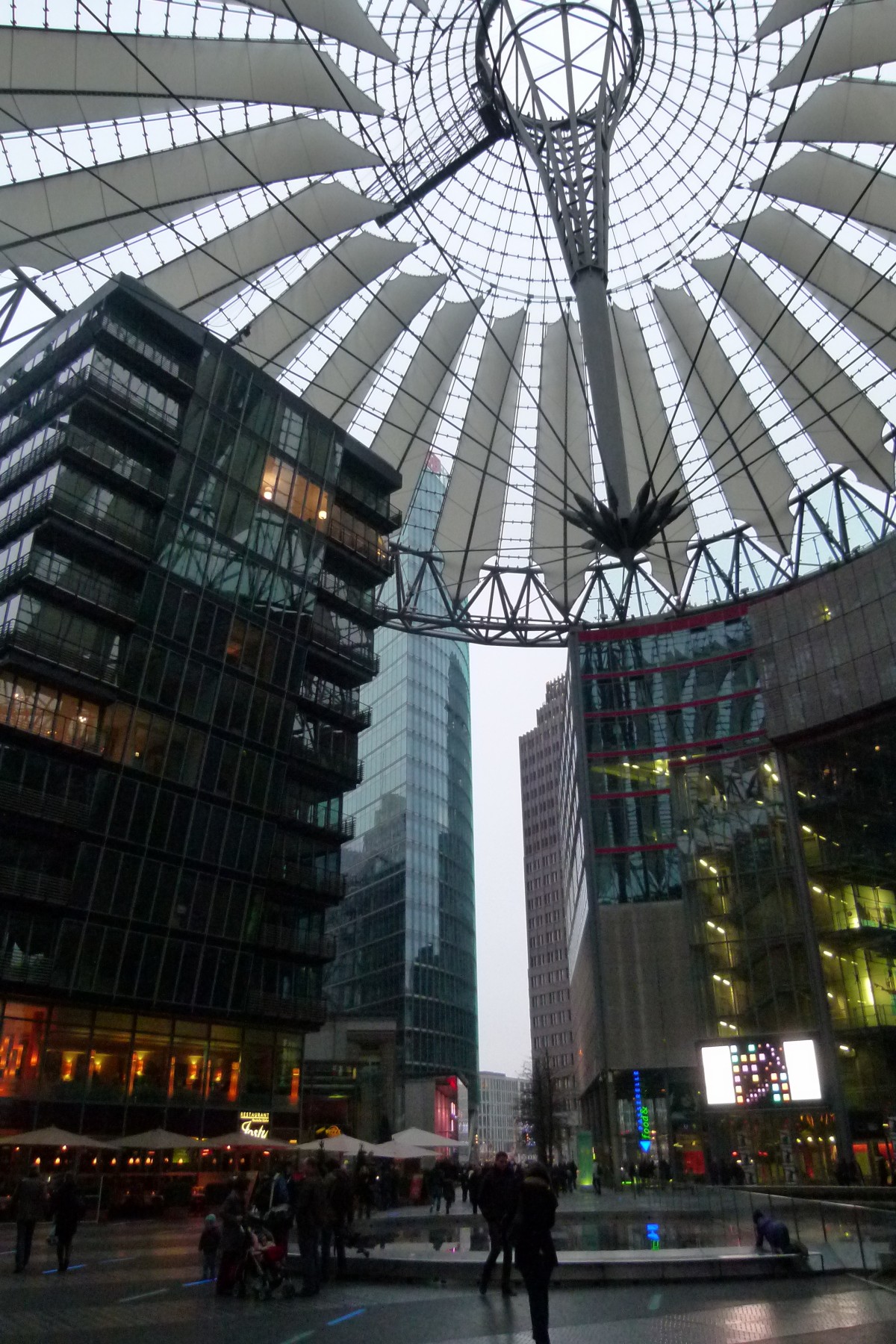 Sony center. Sony Center Берлин. Сони центр в Берлине. Sony Center Berlin. Кто спроектировал израильский центр в Берлине.