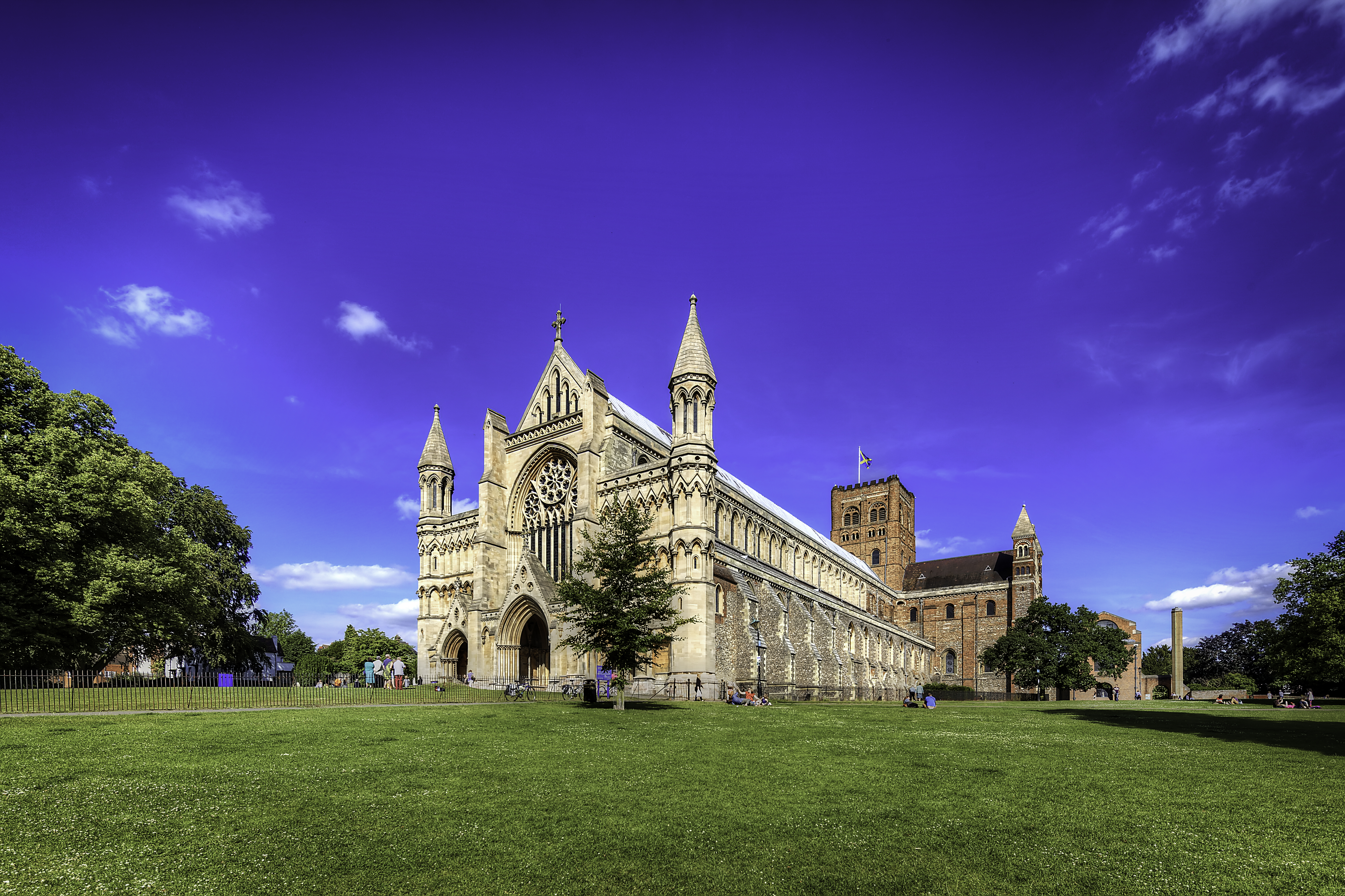 Аббатство альбана. St Albans Cathedral. Замок Небворт Англия. Abbey of St. Peter. Melbourne Conveyancing St Albans.