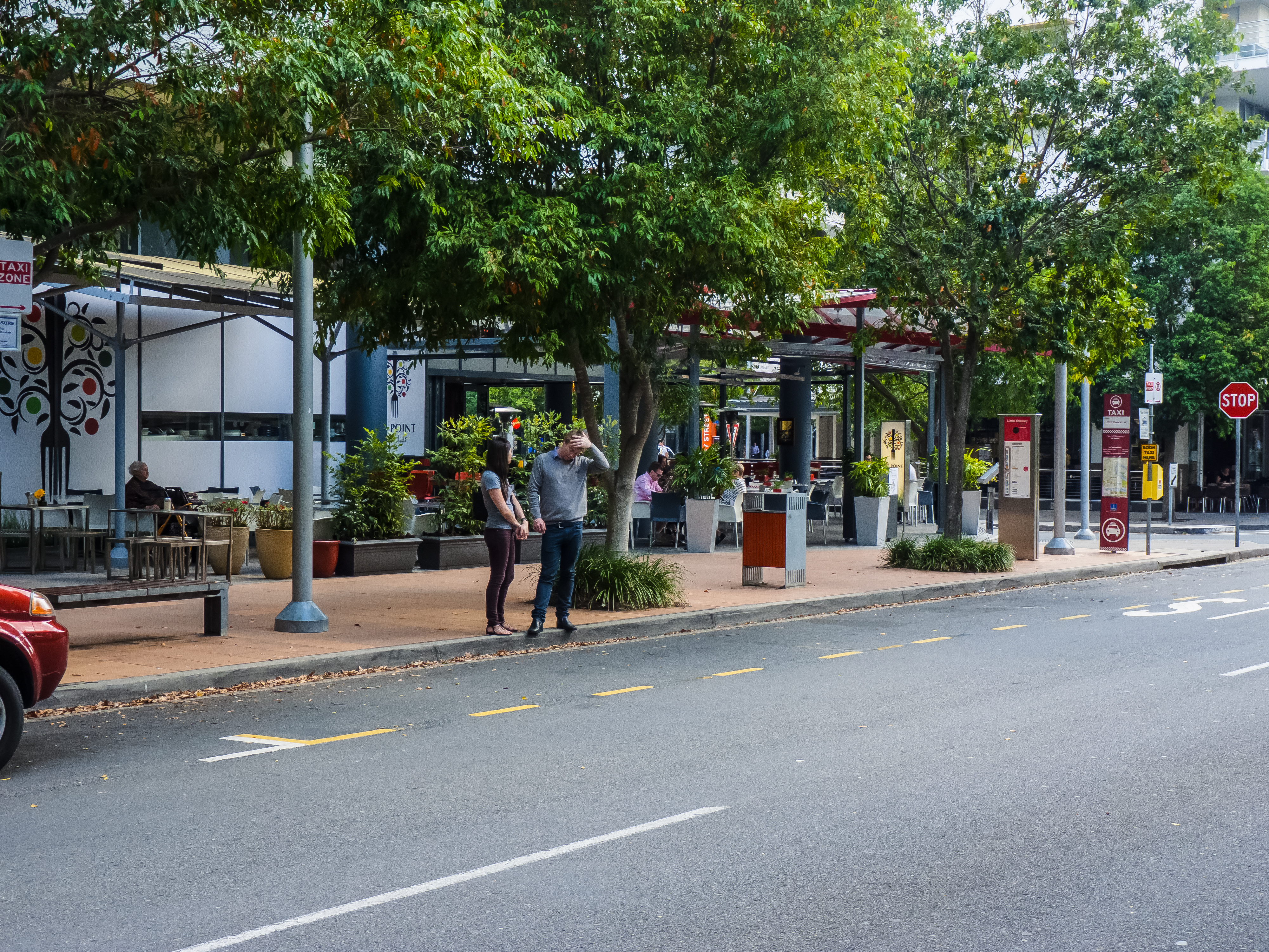 https://upload.wikimedia.org/wikipedia/commons/a/a6/Taxi_zone_Little_Stanley_St_Southbank_Parklands_South_Brisbane_P1330456.jpg