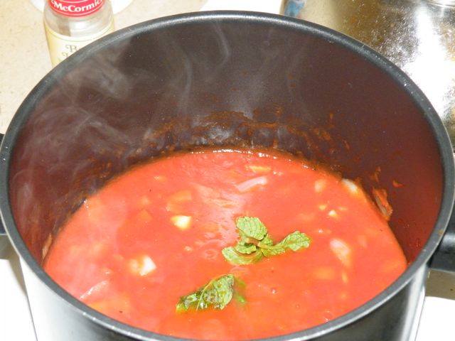 File:Tomato sauce for eggplant stew.jpg