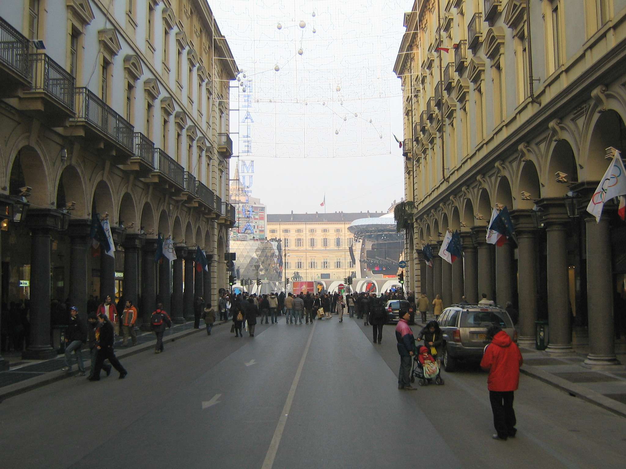 بالصور .. روعة وجمال شوارع روما عاصمة ايطاليا Torino_2006_Via_Roma_to_Medal_Plaza