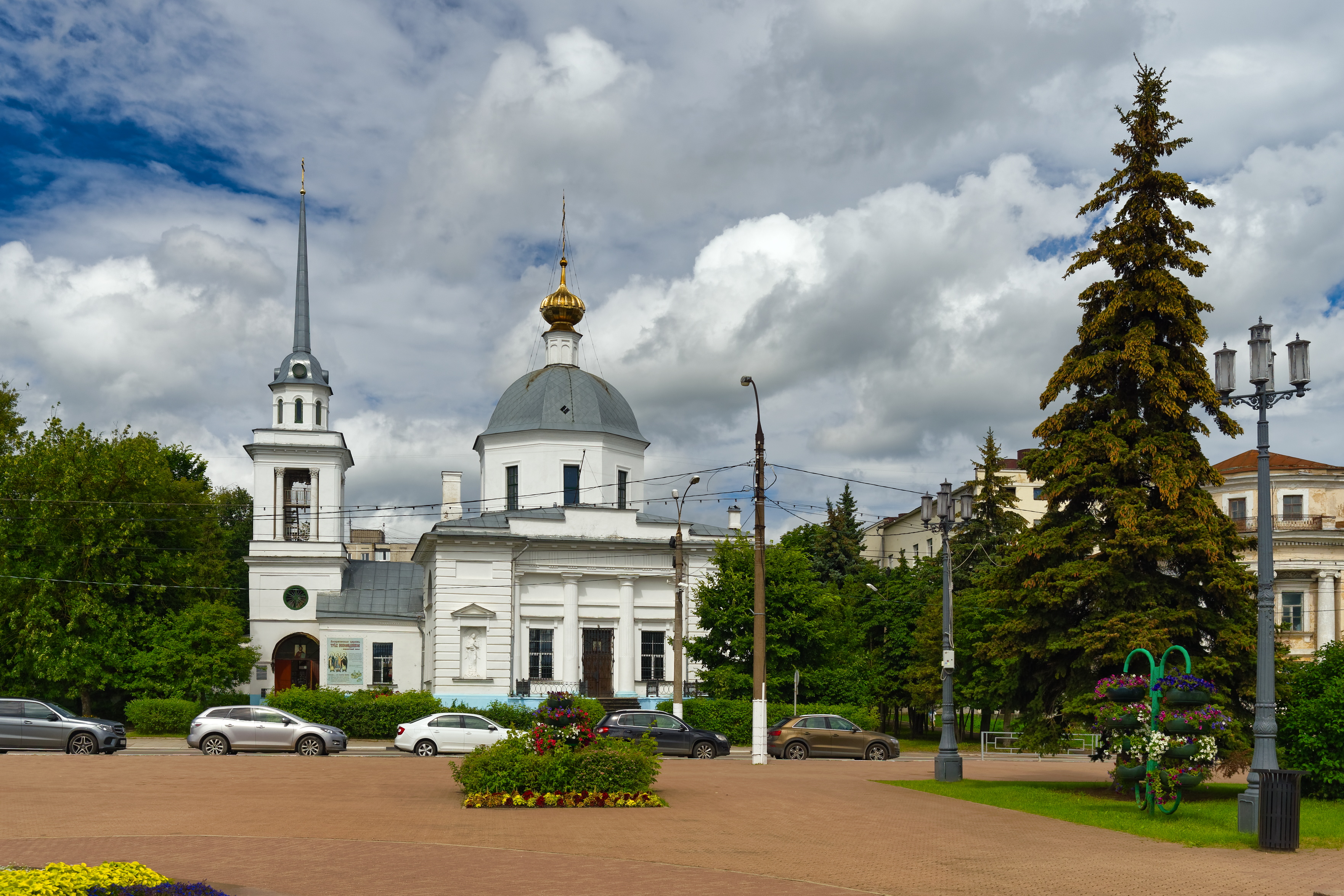 P church. Храм трех исповедников Тверь. Церковь Воскресения Христова внутри Тверь. Владимирская Церковь Тверь. Тверь фото.