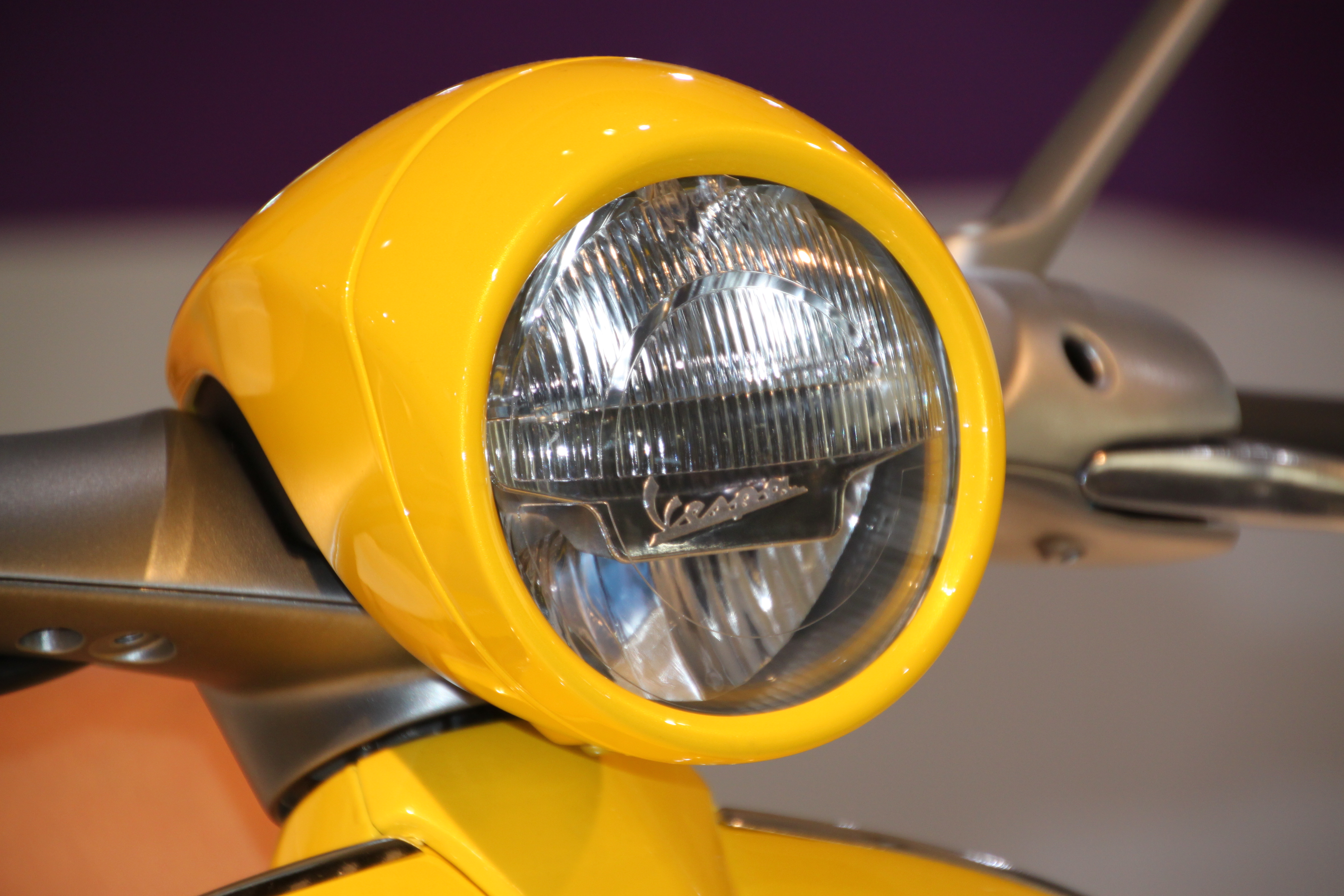 Vespa 946 downloader video. Lucas 700 Headlight. Фара для скутера Веспа. Vespa с фарой на крыле. Веспа жёлтая и жёлтый шлем.
