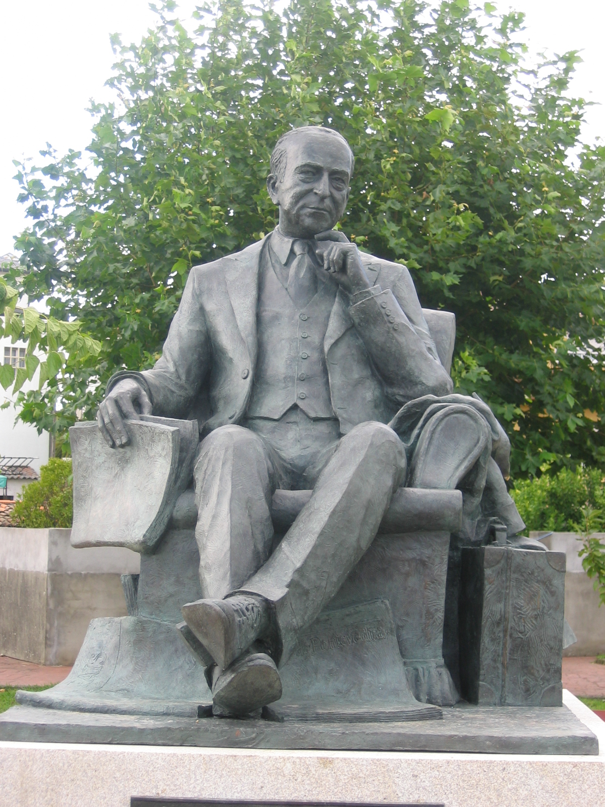 Estatua de Julio Camba en Vilanova de Arousa.