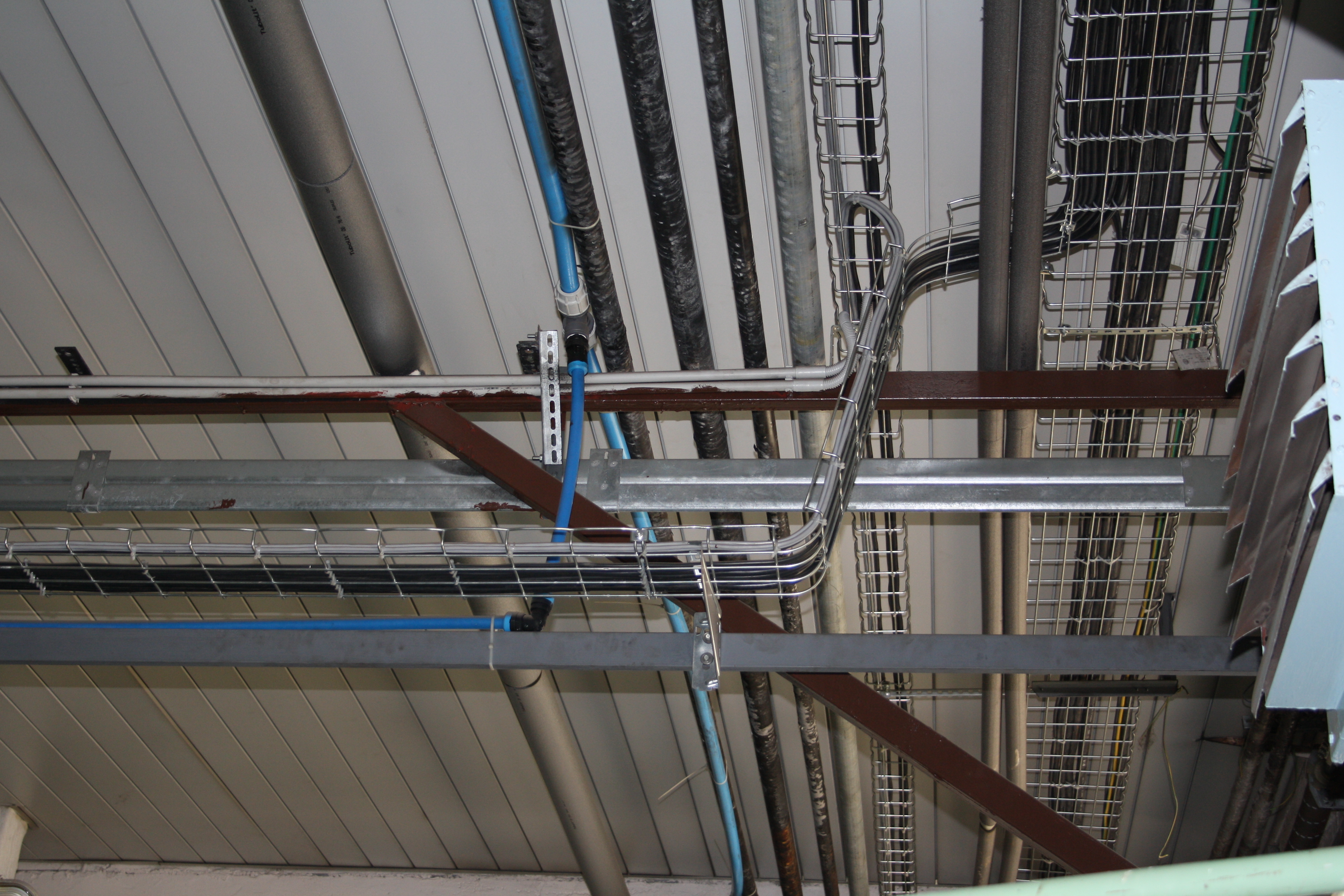 File:Cable tray with cables 20170514.jpg - Wikimedia Commons