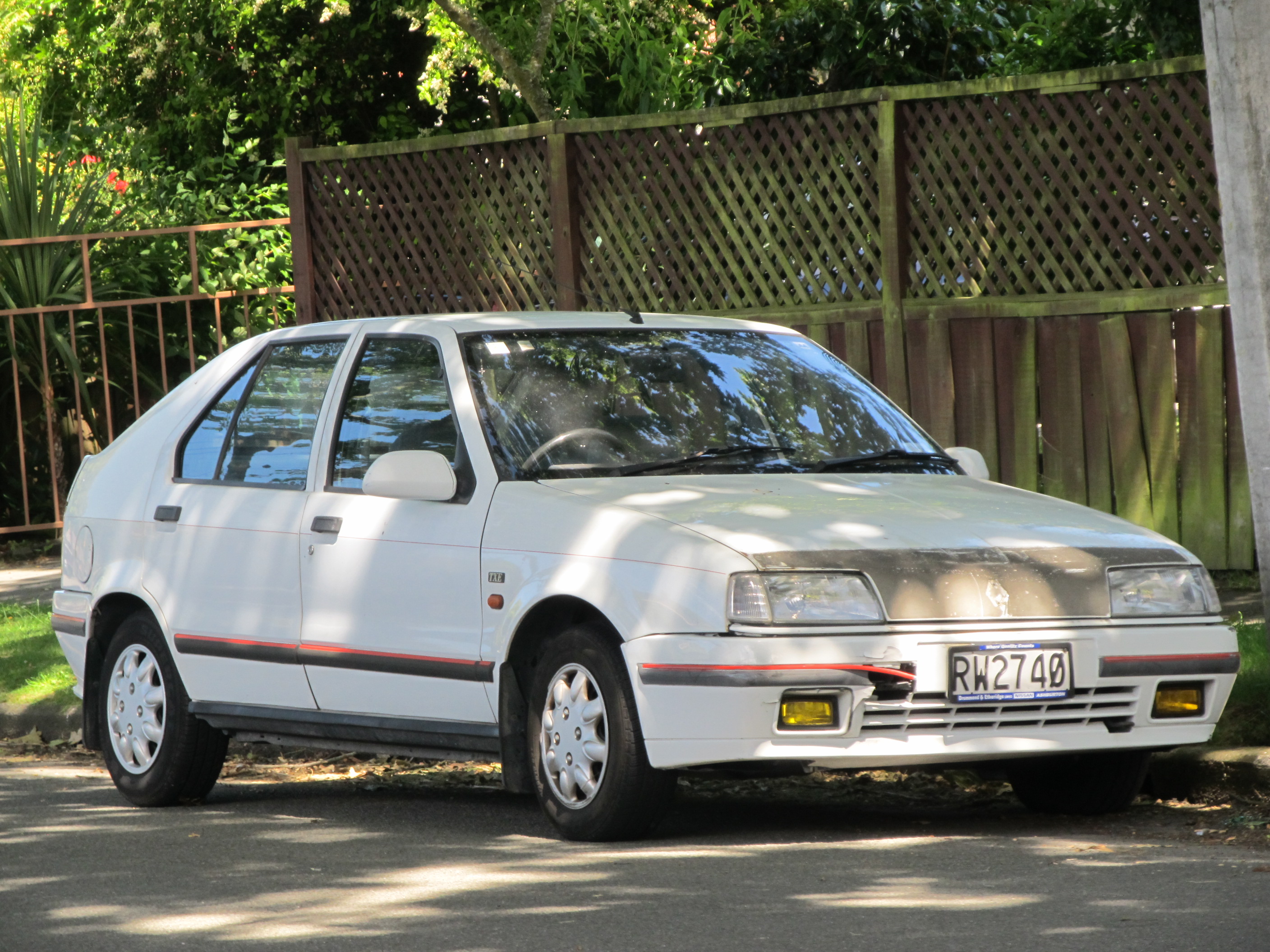 Renault старые. Renault 19 хэтчбек. Renault 19 1992. Рено 19 TXE. Renault хэтчбек 80.