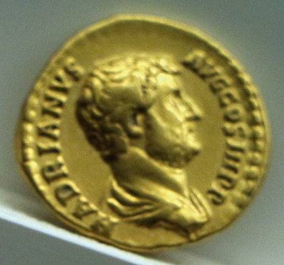 File:Aureo di adriano, 134-138 dc., roma.JPG