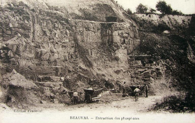 File:Beauval - Extraction des phosphates (Edition Fradeval).jpg