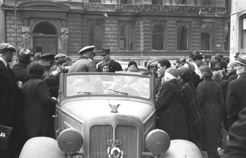 File:Bundesarchiv Bild 101I-001-0256-04, Warschau, Verteilung von Propagandamaterial.jpg