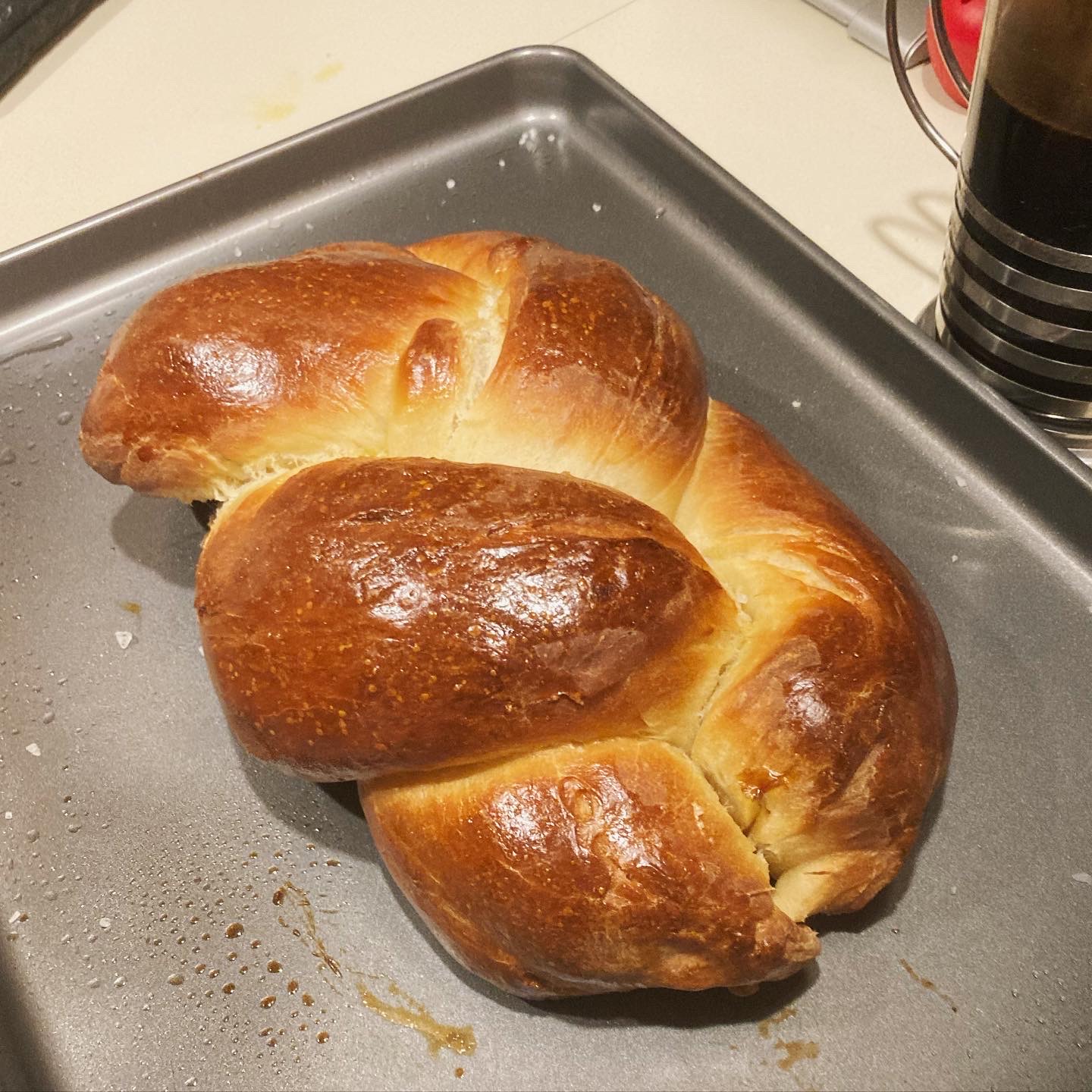 https://upload.wikimedia.org/wikipedia/commons/a/a7/Challah_bread_on_a_pan.jpg