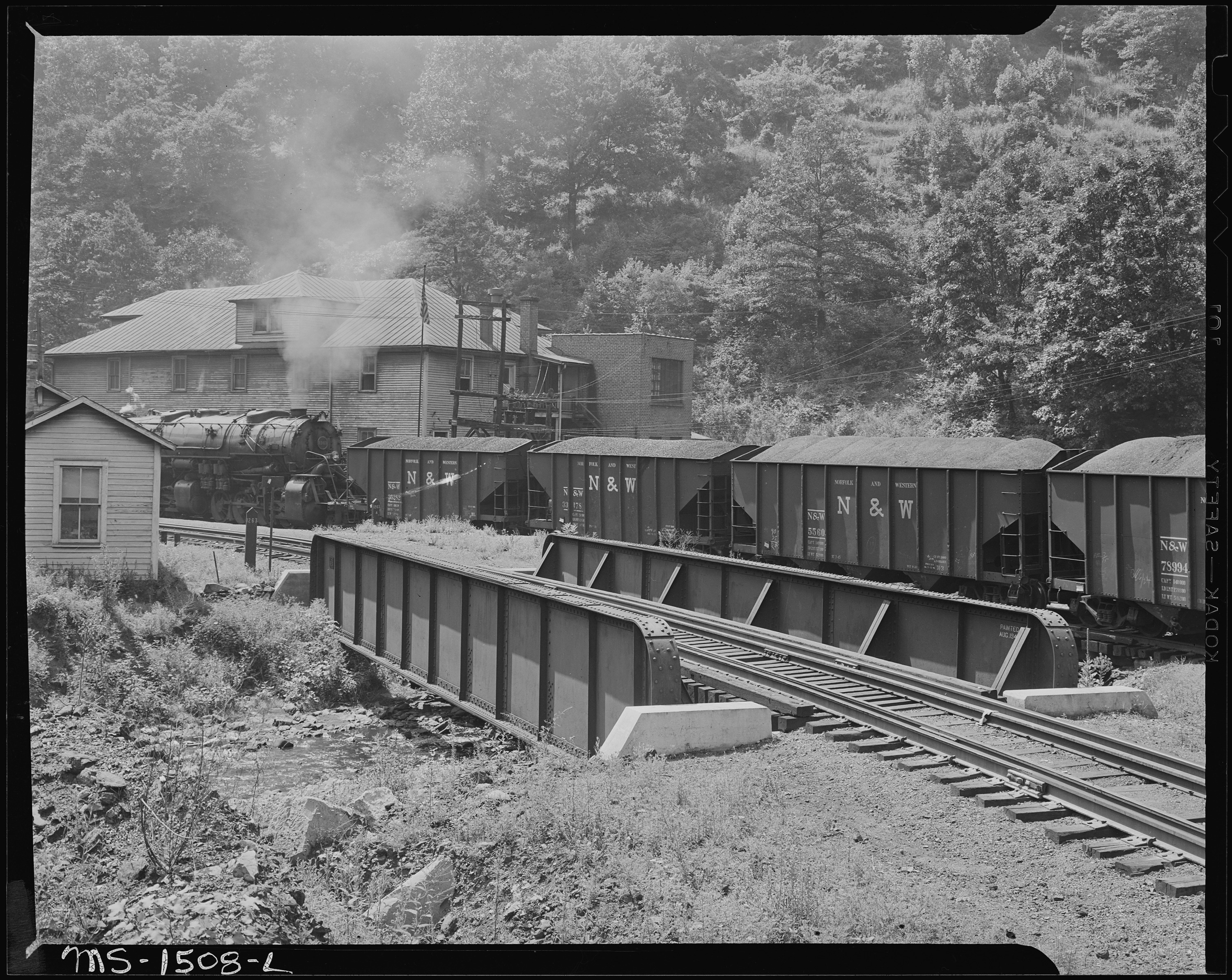 File:Coal cars near the company store. Gilliam Coal and Coke Co, Gilliam Mine, Gilliam, McDowell County, West Virginia. - NARA - 540828.jpg - Wikimedia Commons