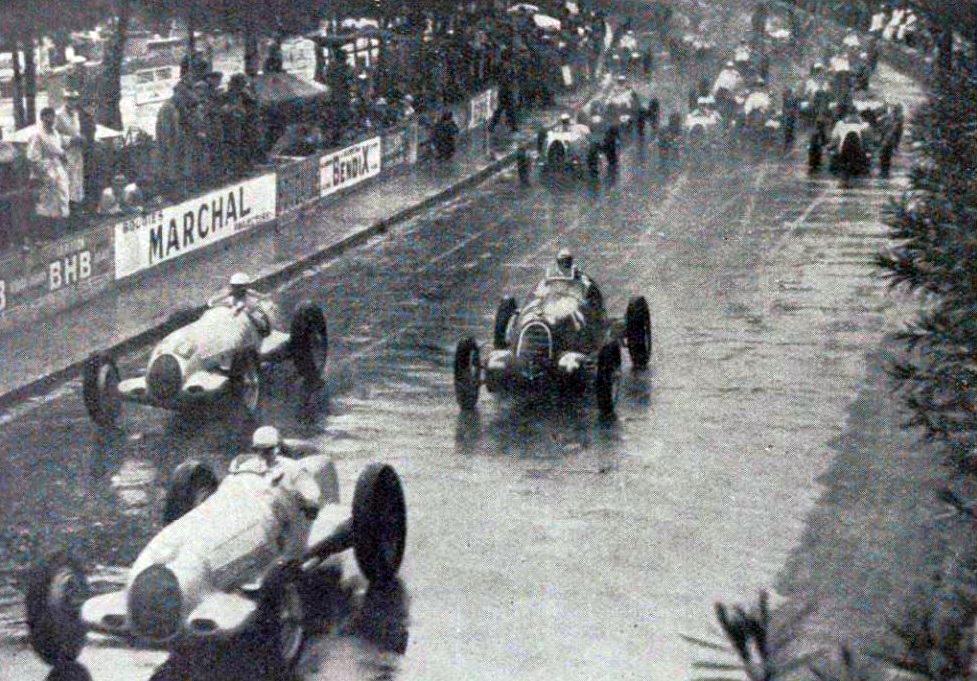 D%C3%A9part_du_Grand_Prix_de_Monaco_1936%2C_Caracciola_devant_Chiron_et_Nuvolari_sous_la_pluie.jpg