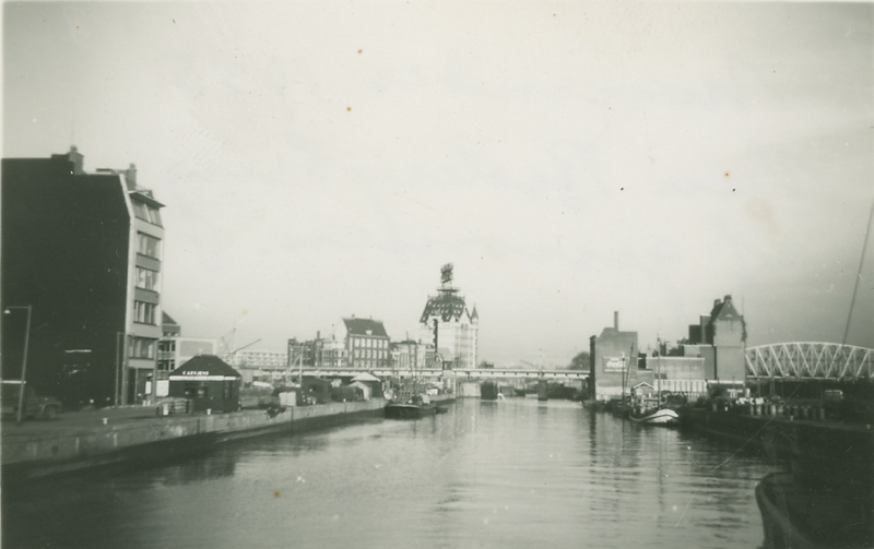 File:De Scheepmakershaven met de Boompjes, Luchtspoor en het Witte Huis 1955.jpg