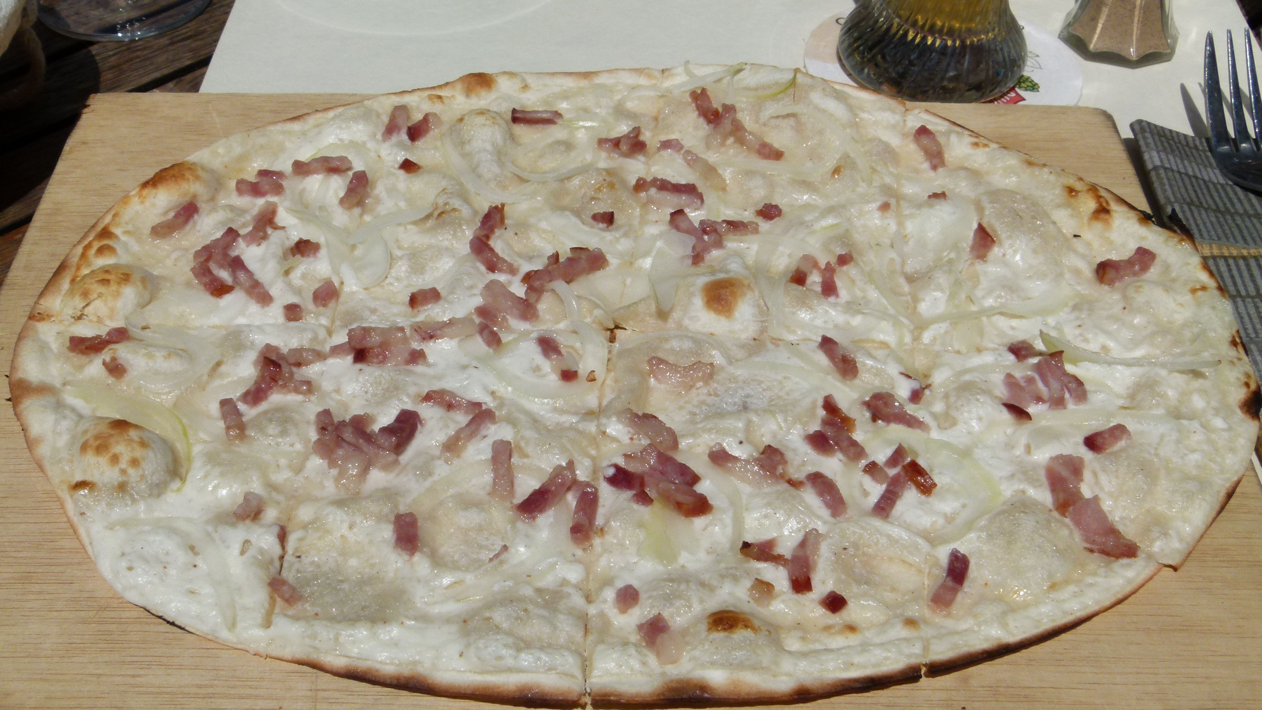 File:Elsässer Flammkuchen in Strasbourg 2.JPG - Wikimedia Commons