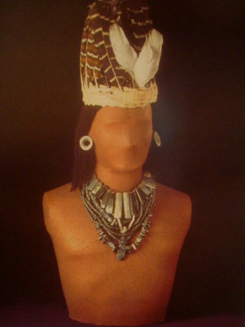 Archivo:Figura de monarca indígena. Museo del Jade. Costa - Wikipedia, la enciclopedia