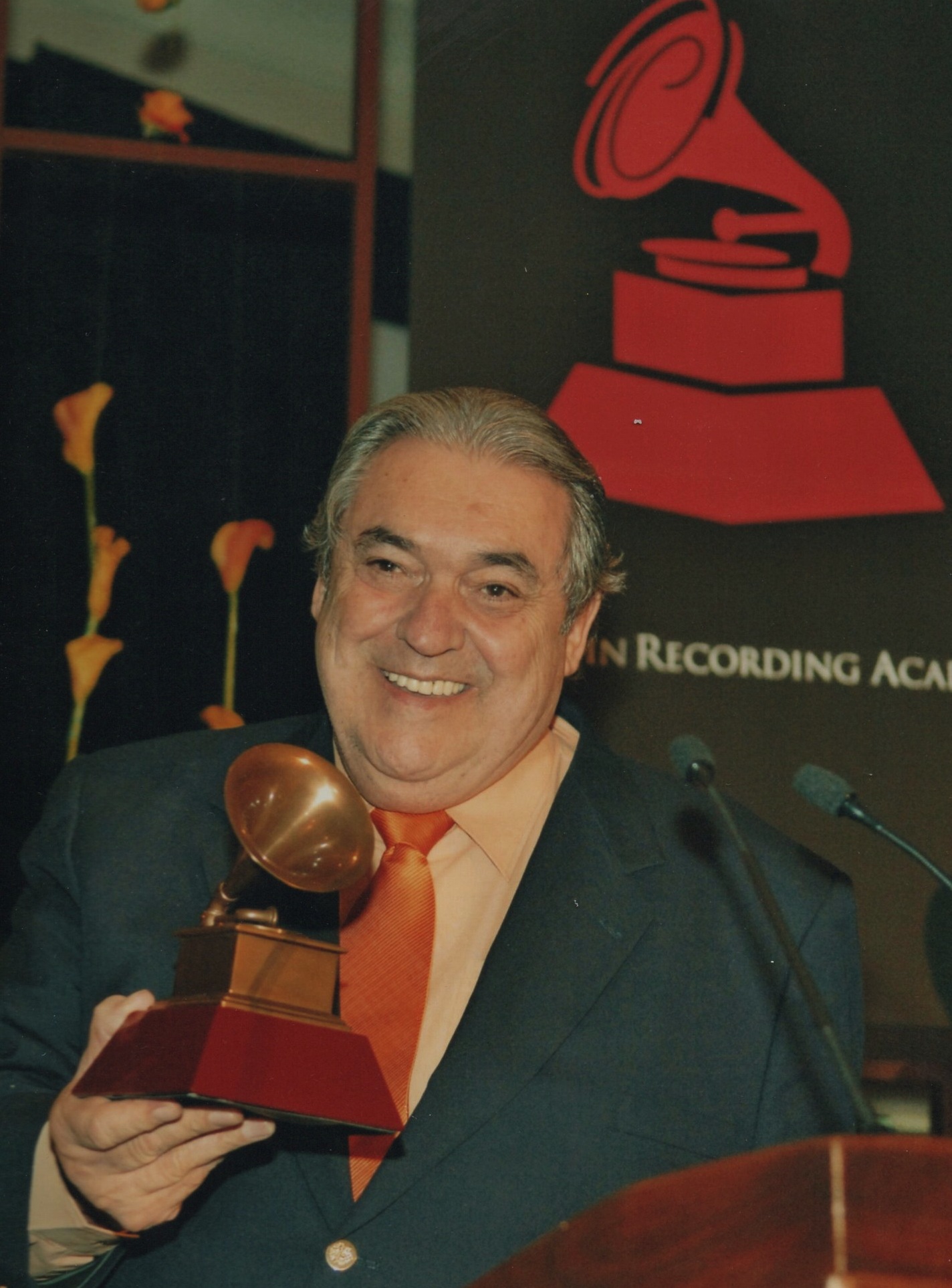 Alberto Cortez recibe el Grammy Latino a la Excelencia Musical en 2007.