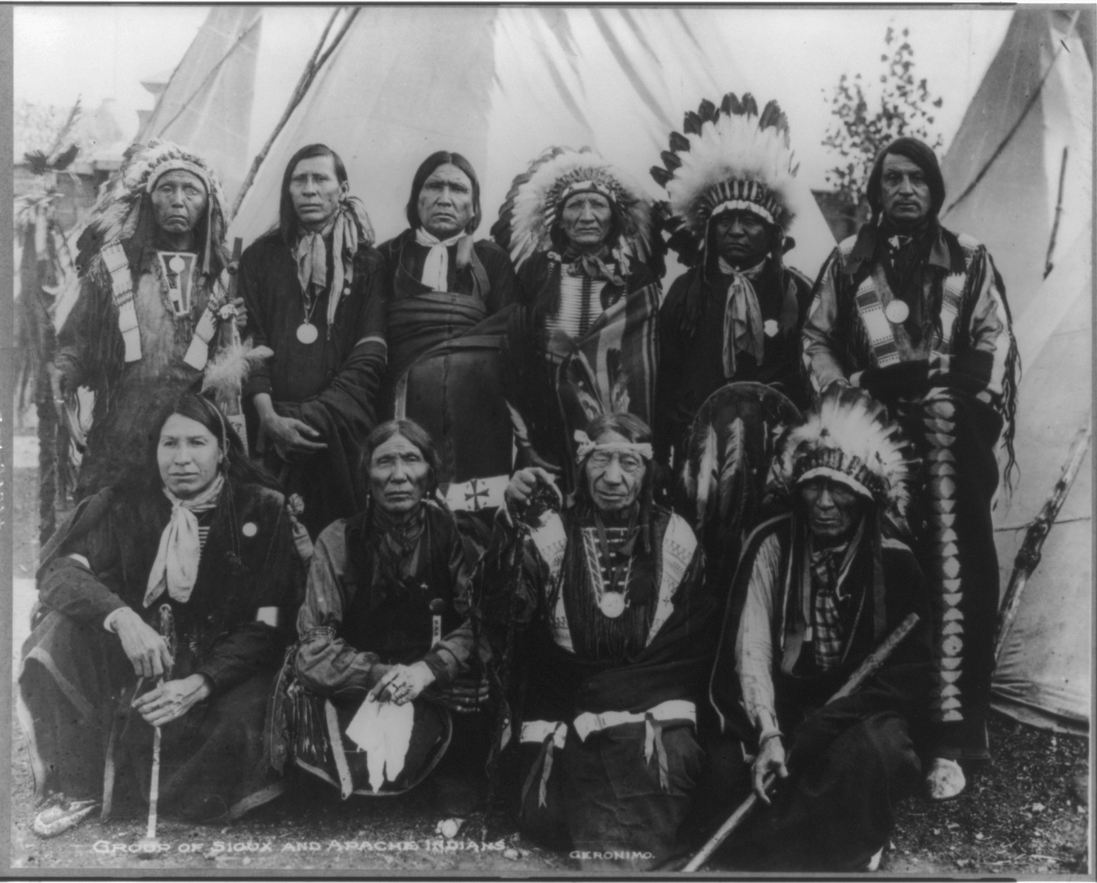 Апачи групп. Индейцы Северной Америки племена Апачи. Индейцы Северной Америки Сиу. Алгонкинские индейцы Северной Америки. Индейцы племени Апачи.