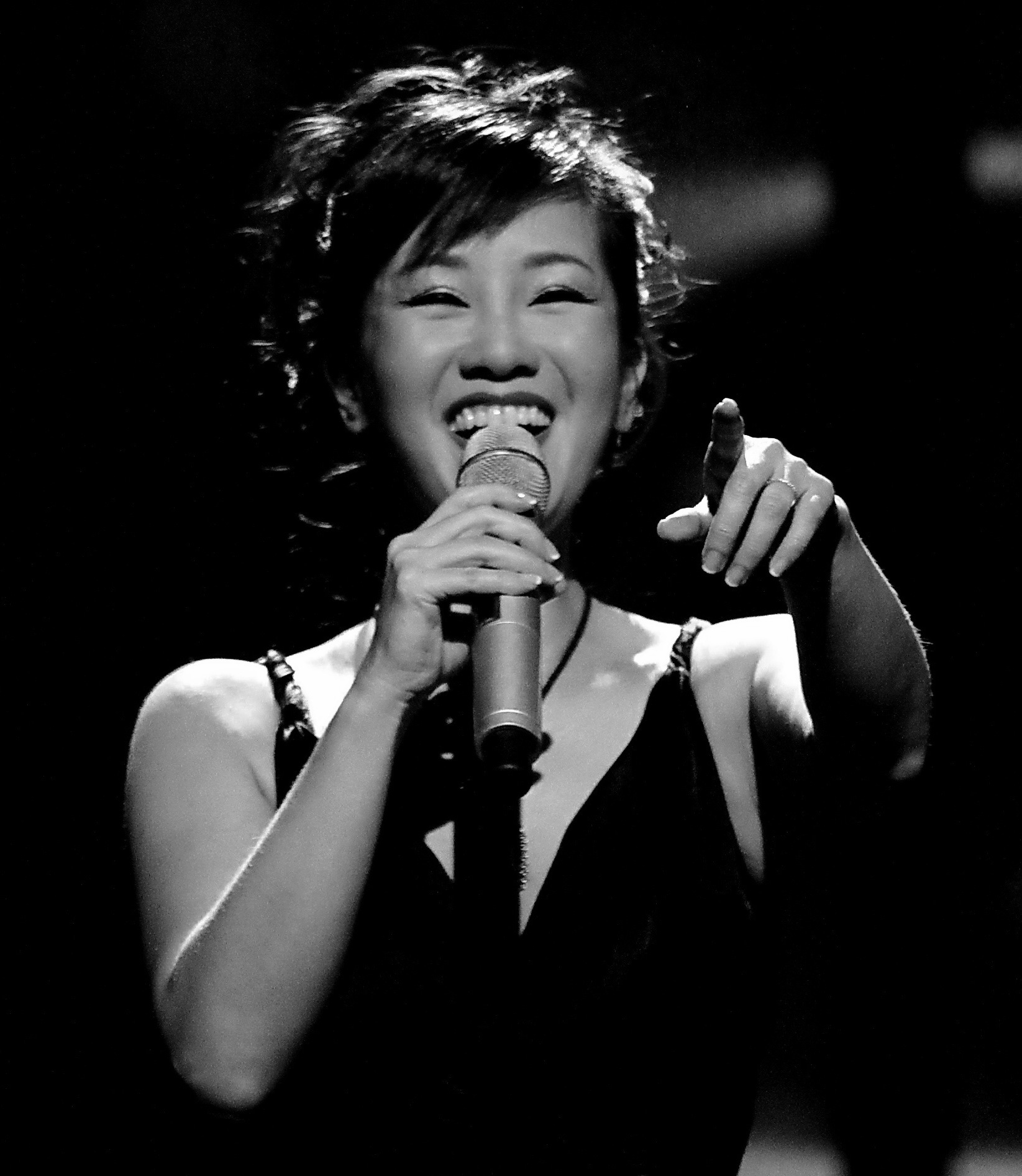 Hồng Nhung: Với giọng hát trong trẻo và tình cảm, Hồng Nhung đã trở thành một huyền thoại trong làng nhạc Việt Nam. Hãy thưởng thức hình ảnh của cô ấy để cảm nhận được sức sống trong âm nhạc.
