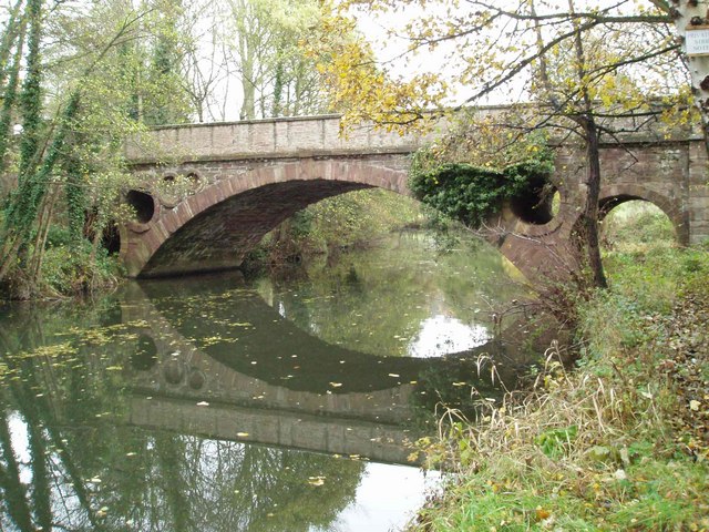 File:Hampton Court Bridge - geograph.org.uk - 641179.jpg