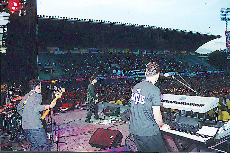 Ignacio Peña abriendo presentación de Oasis durante el Caracas Pop Fest 2001, en el Estadio De La Universidad Nacional, Caracas, Venezuela
