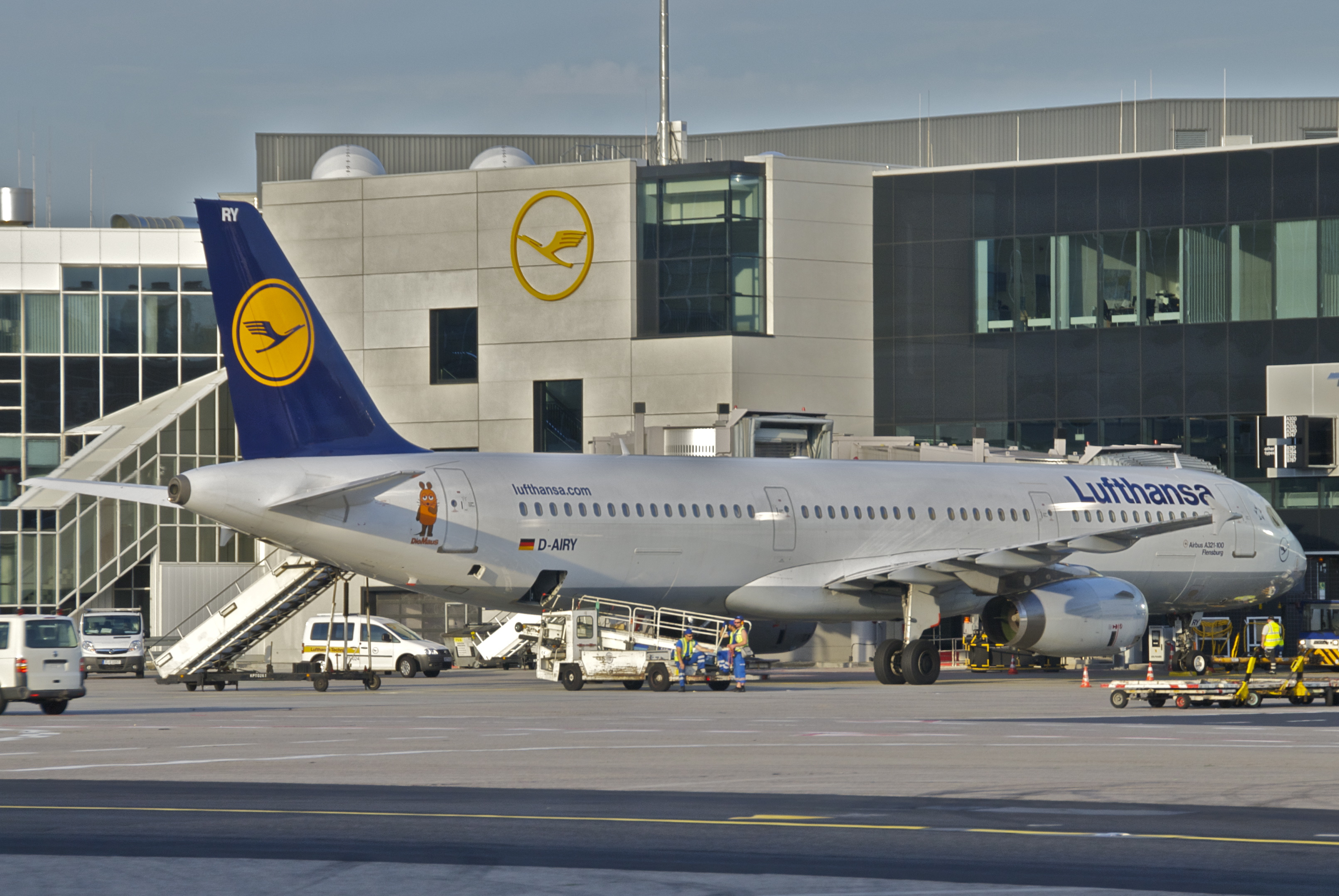 Рейсы lufthansa. Lufthansa lh613. Самолет Люфтганза. Полёты Lufthansa из Франкфурта на Майне.