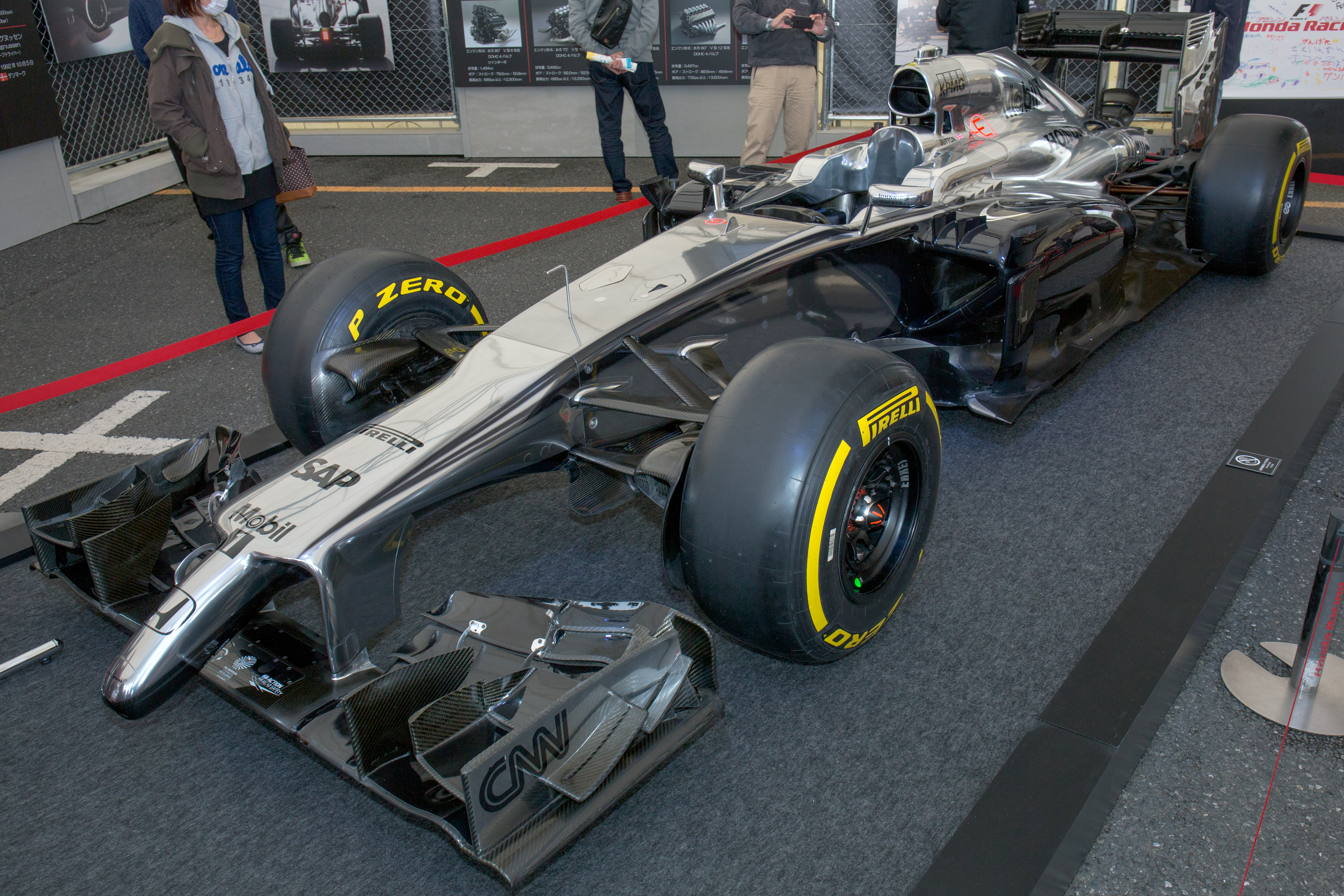 McLaren_MP4-29H_1x1_front-left_2015_Moto