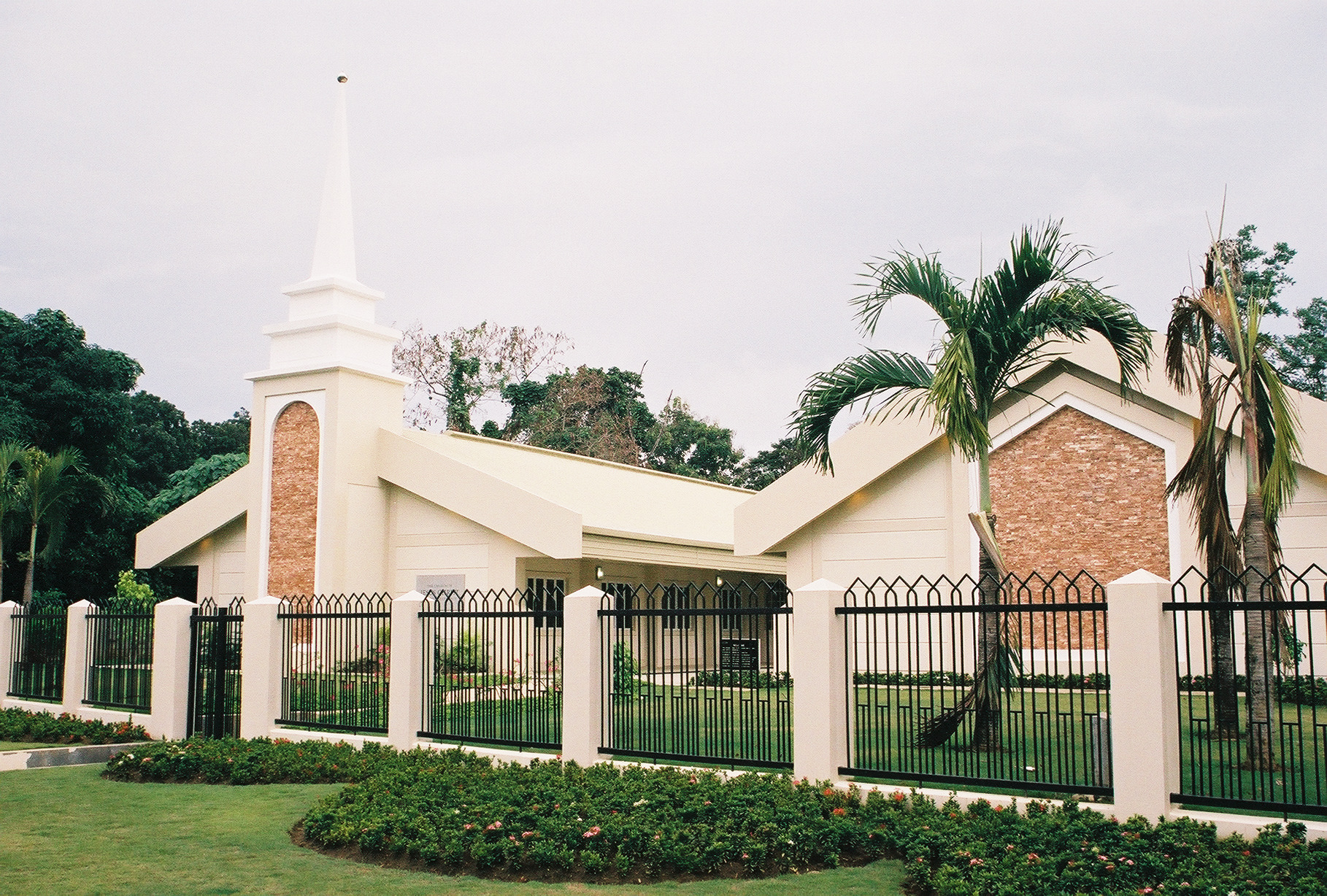 File:Mormon Church in Puerto Princesa.jpg - Wikimedia Commons