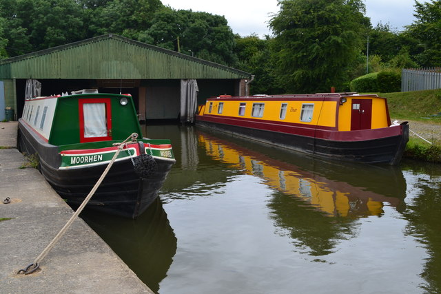 File:Narrowboats and boatshed at Rugby Wharf - geograph.org.uk - 5046016.jpg