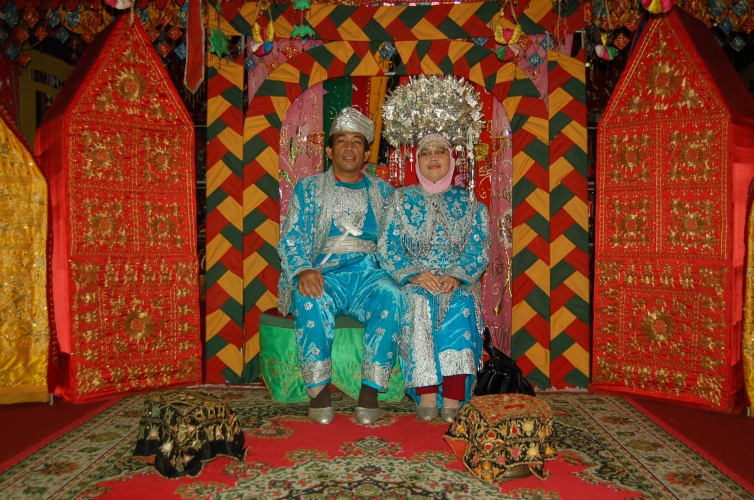 File:Pakaian pengantin Minangkabau.jpg