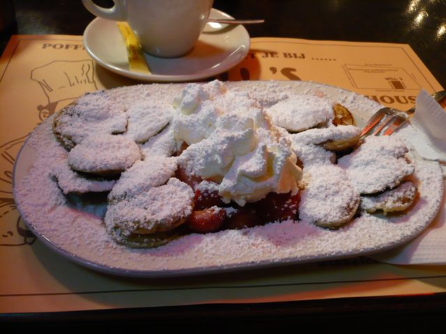 File:Poffertjes met boter en poedersuiker.jpeg