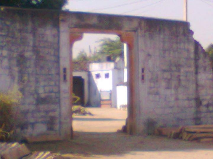 File:Sadalwa Gate.jpg