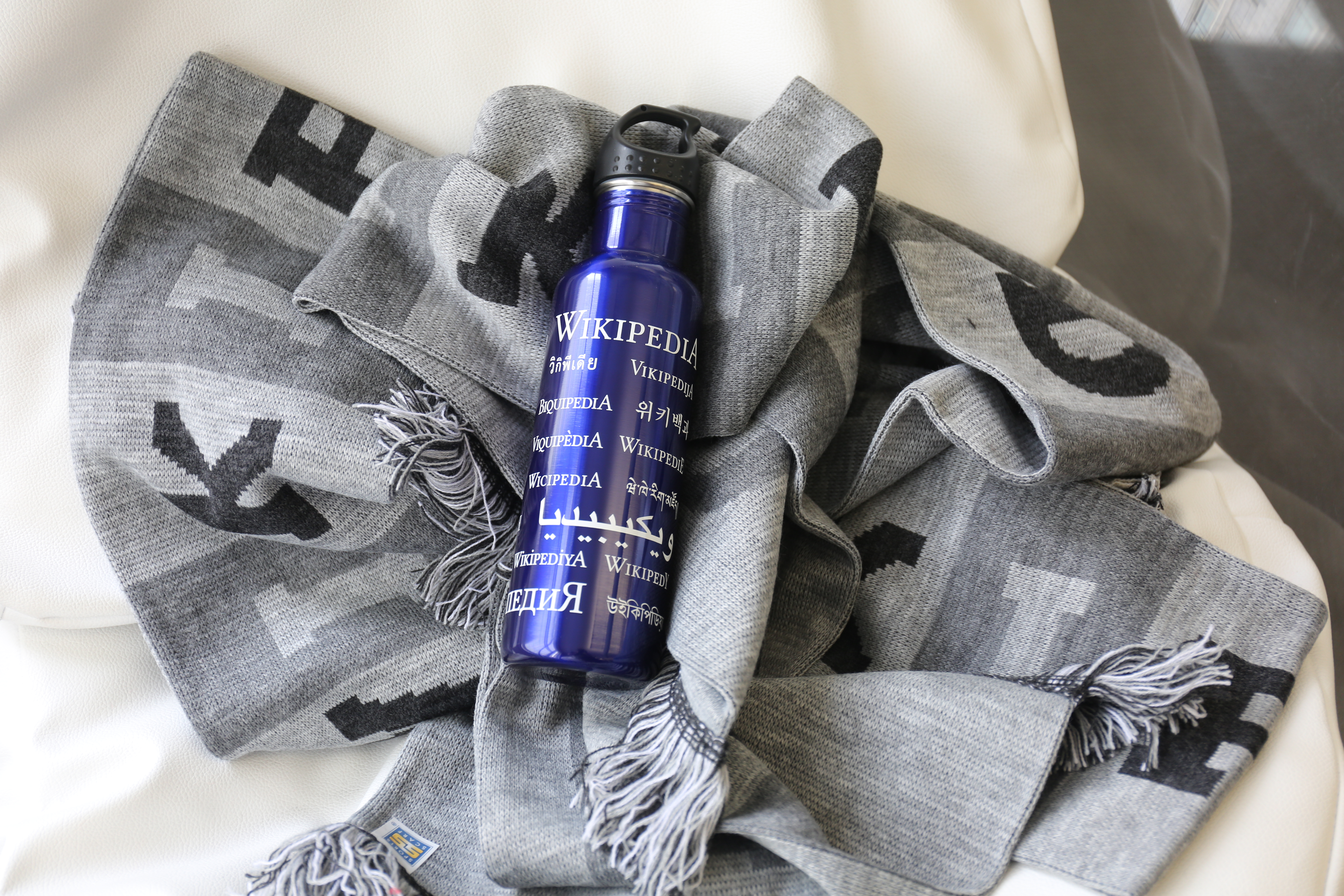 https://upload.wikimedia.org/wikipedia/commons/a/a7/Wikipedia_waterbottle_and_sports_scarves_03.jpg